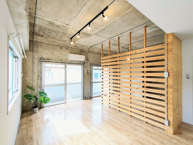 木・鉄・コンクリートの素材感満載空間＠RUBAN VERT 201号室
