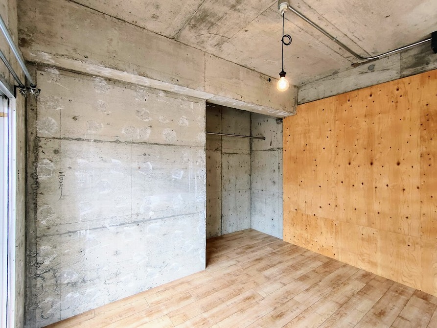木・鉄・コンクリートが織りなす素材感満載空間